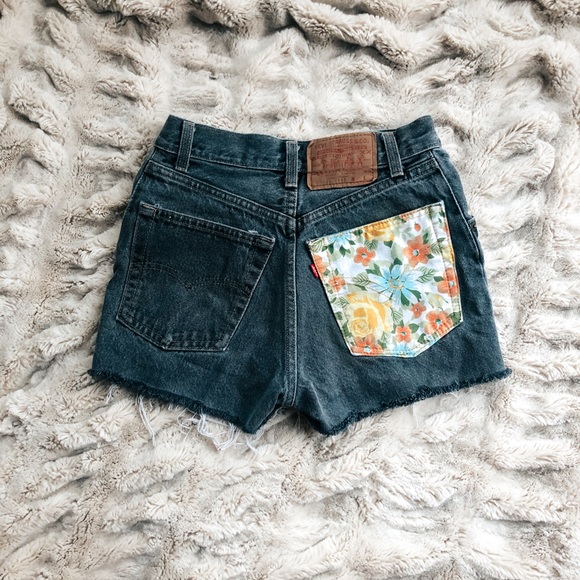Levi Denim Shorts Tropical Patterned Back Pocket - Picture 1 of 3